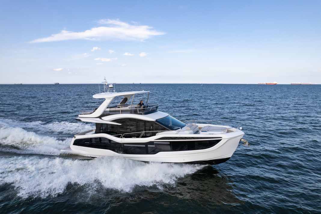 Even at first glance, it is clear that the Galeon 560 Fly knows how to make an impression.