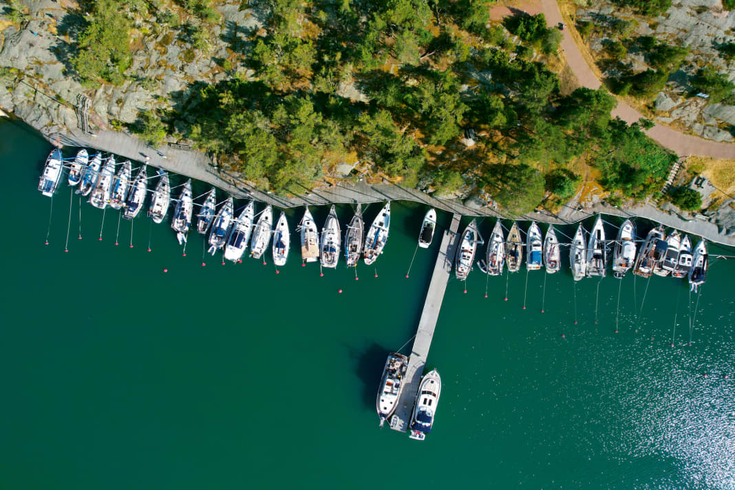 Typisch Skandinavien: mit Nachbarn an der Muringboje und Bug zum Steg. Längsseitige Liegeplätze, wie hier in Käringsund, sind die absolute Ausnahme im Revier. Wir haben es uns unten rechts bequem gemacht