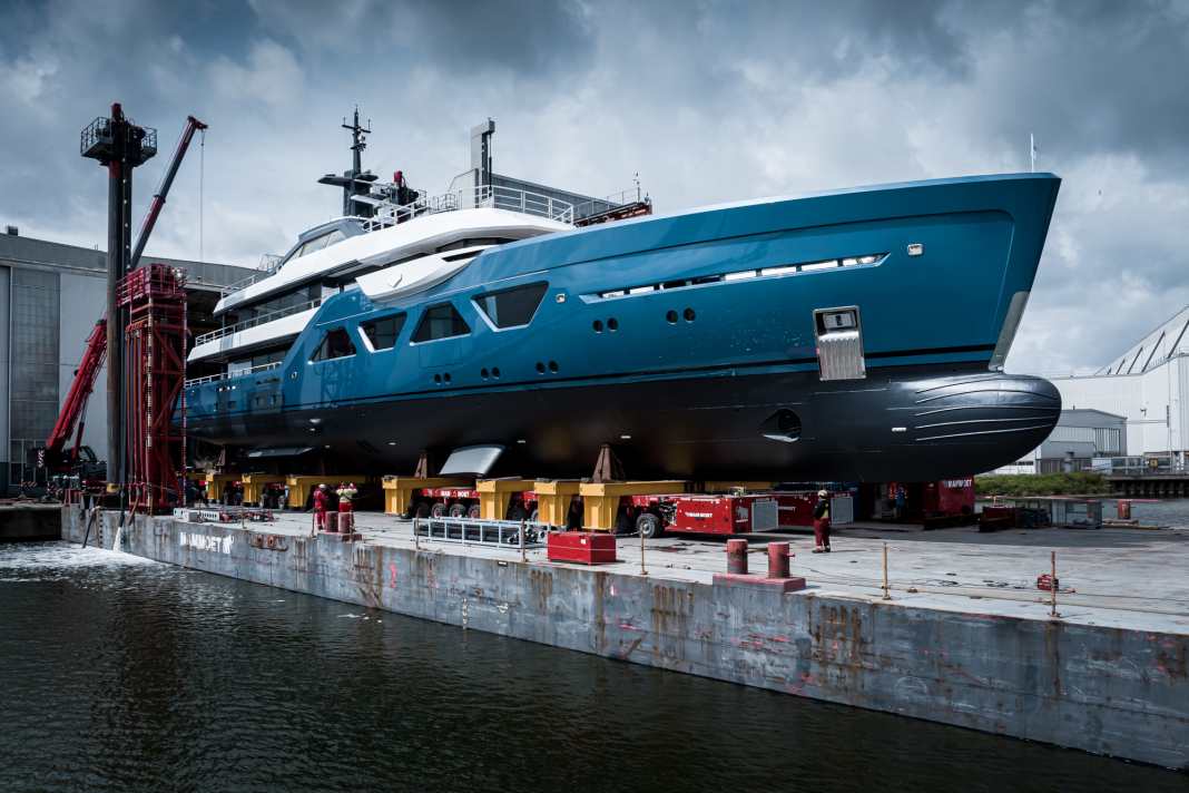 Die 60 mal 10,40 Meter rollen langsam aus der Halle