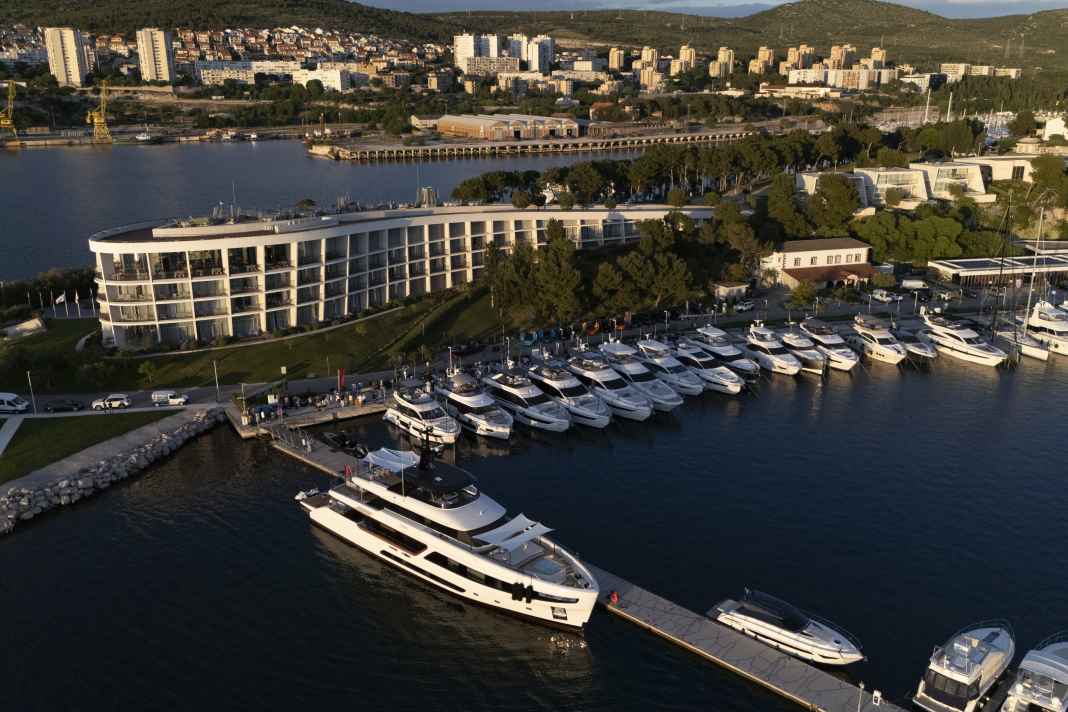 Beim Splendid Escape 2025-Event trafen sich 120 Superyacht- und Sportwagen-Enthusiasten in der Mandalina Marina in Šibenik.