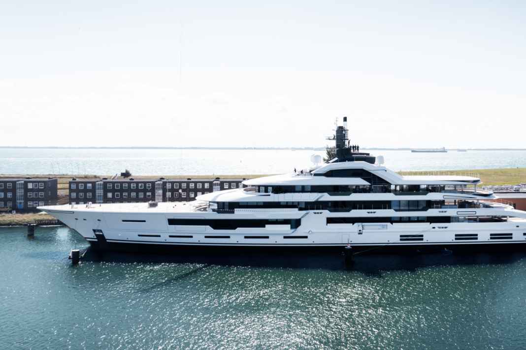 Amels dockte das 120 Meter lange Full-Custom-Projekt „Tanzanite“ in Vlissingen aus. Die Heißarbeiten des Flaggschiffs in spe wurden am Damen-Standort im rumänischen Werftstandort Galati vorgenommen. Im Juni 2023 ging es in die Niederlande.