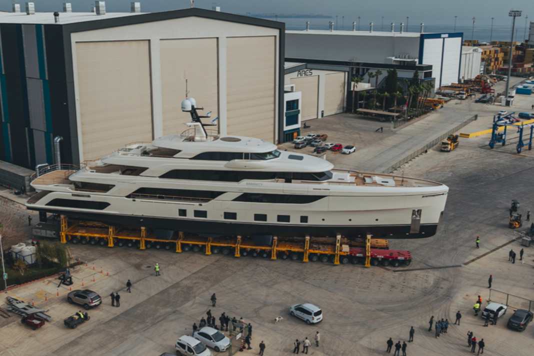 Um die Kurve: "Serenity II" schiebt sich in Richtung Wasser.