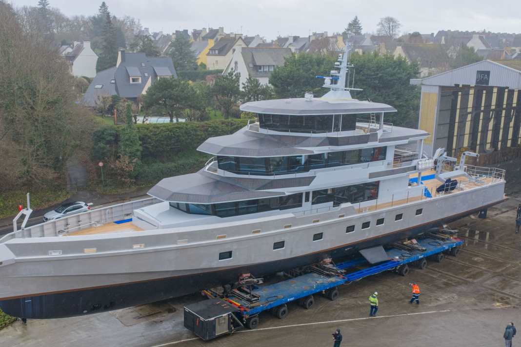 The 50 aluminium metres rolled out of the hall in Concarneau. Fins and a large gyro stabiliser fight against rolling movements.