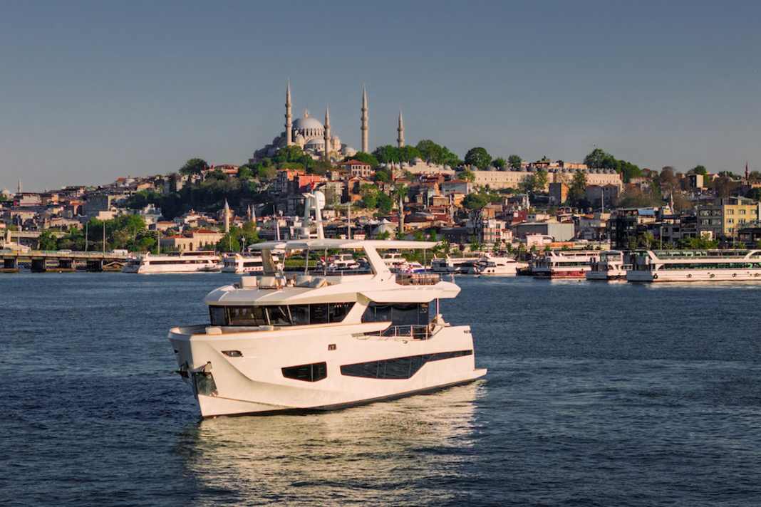 The first Numarine 27XP was handed over in Turkey to an owner who had previously owned a smaller model from the shipyard.