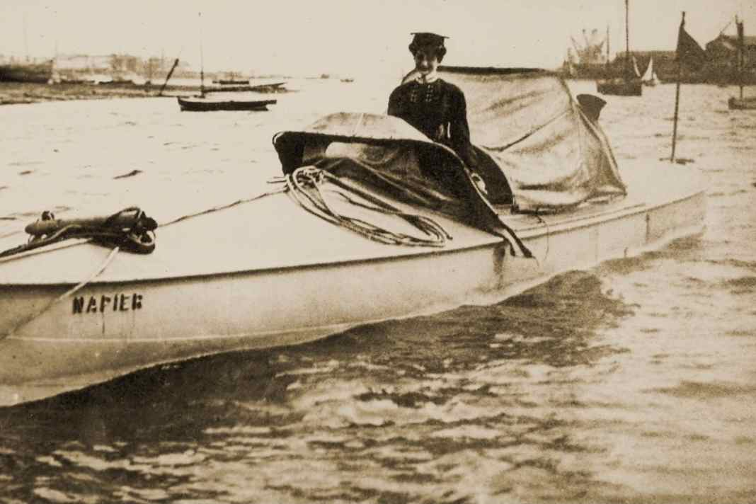 Dorothy Levitt on her boat in 1903.