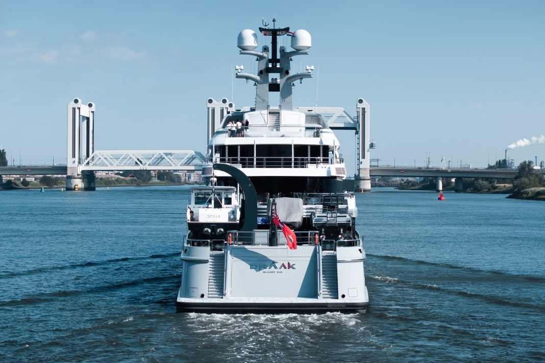 Van Driel lieferte für „Draak“ einen Auslegerkran mit 12,6 Tonnen Tragkraft und elf Metern Reichweite und ein speziell entwickeltes C-Davit-System aus zwei Einheiten mit je 6,7 Tonnen Tragkraft.