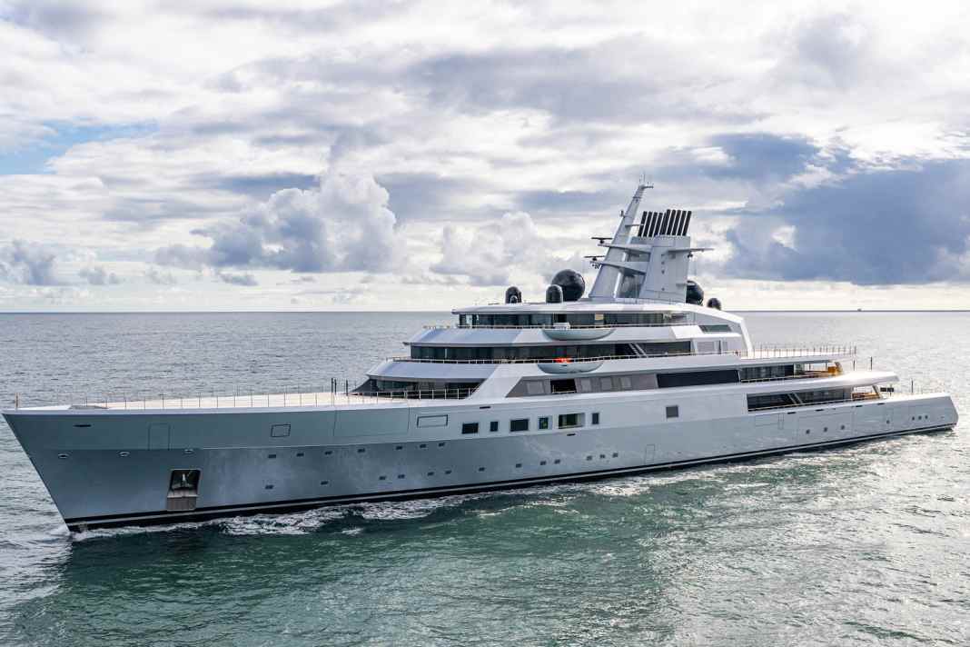 At 142 metres in length, "Dragonfly" was one of the longest yachts delivered by Lürssen in recent years. "Dragonfly" looks like a civilian frigate.
