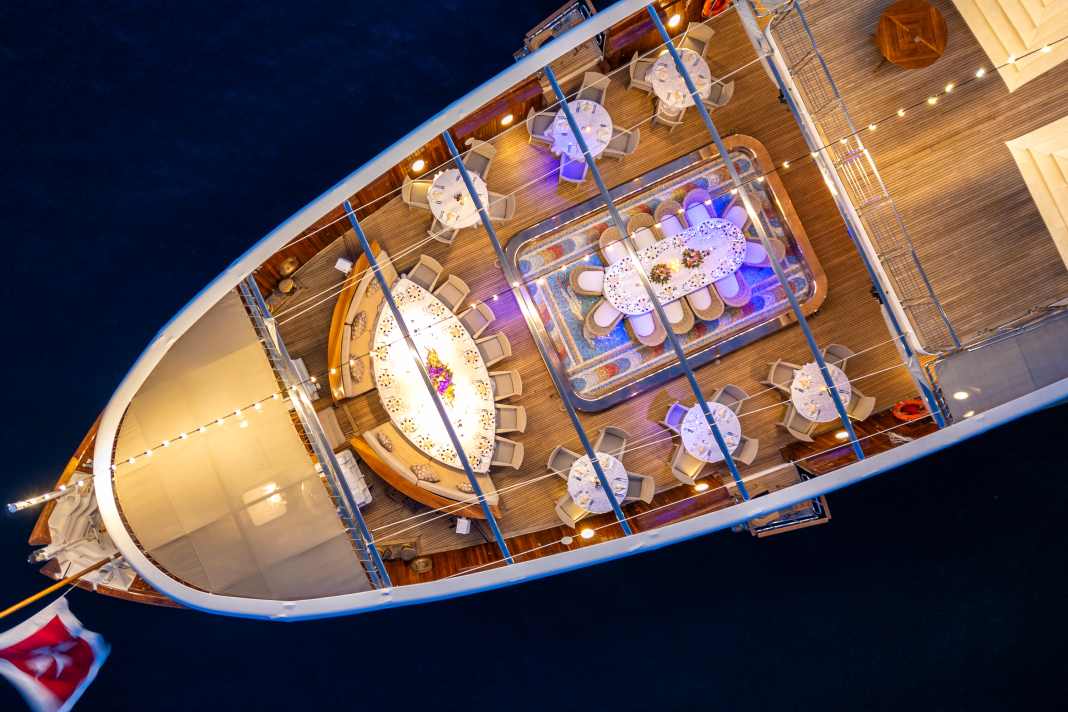 „Christina O“ lief 1953 in Kanada als Fregatte HMCS Stormont vom Stapel. Aristoteles Onassis kaufte nach dem Krieg günstig und ließ in Kiel konvertieren, mit Pool.