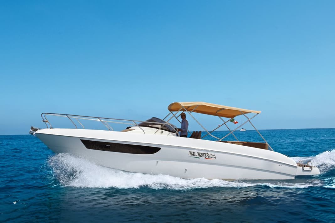 The maximum speed is around 11 knots