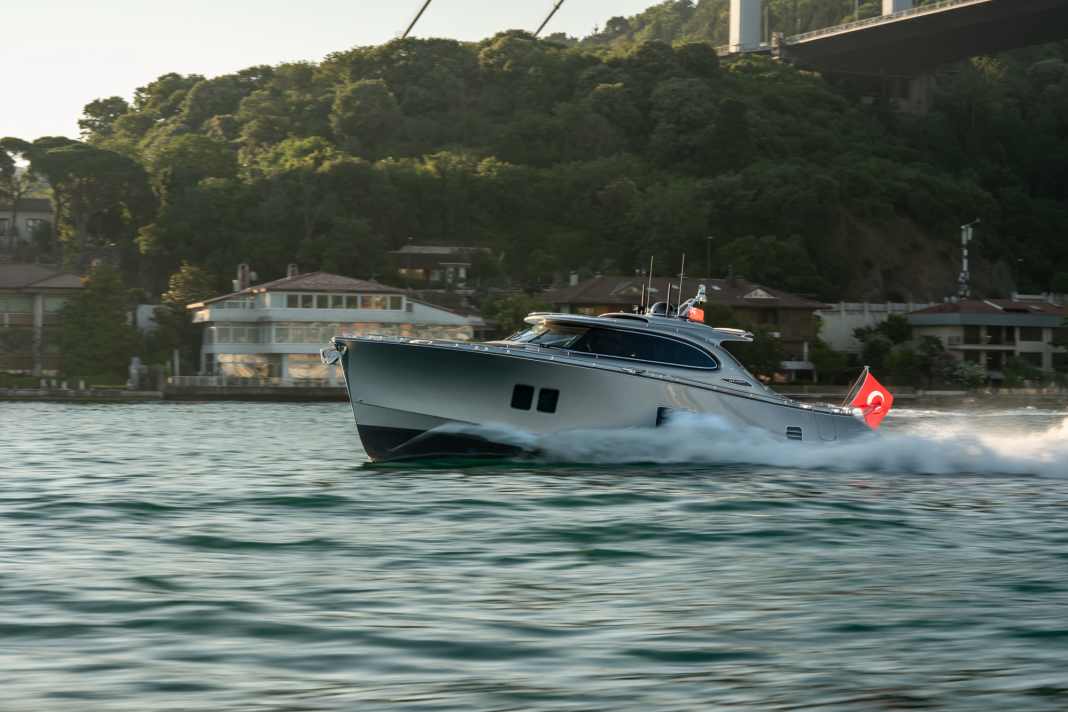 The Zeelander 5 is sailing in the Mediterranean for the first time. Its top speed is 40 knots.
