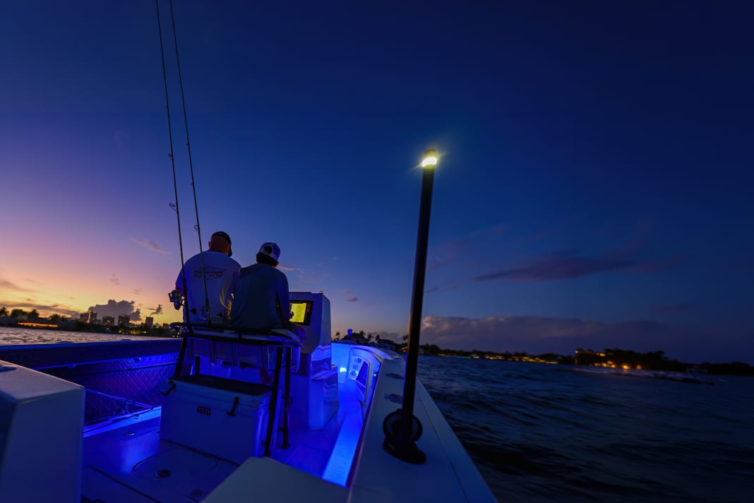 Das Wireless Powered Navlight von Scanstrut ist ein weißes Rundumlicht für kleine Boote.