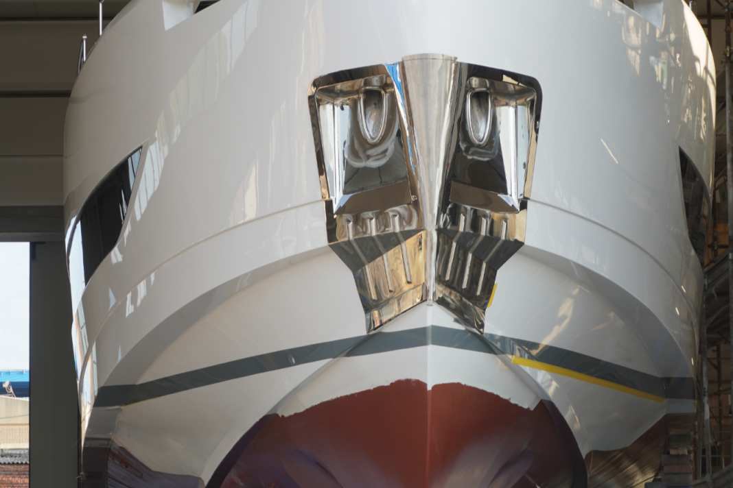 Schnauze voran. Die G24 schiebt sich in Richtung Tor.