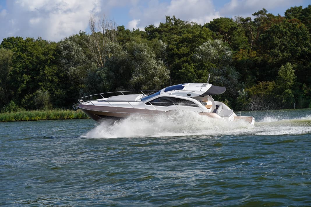 If you like it sporty, you can reach top speeds of around 40 knots