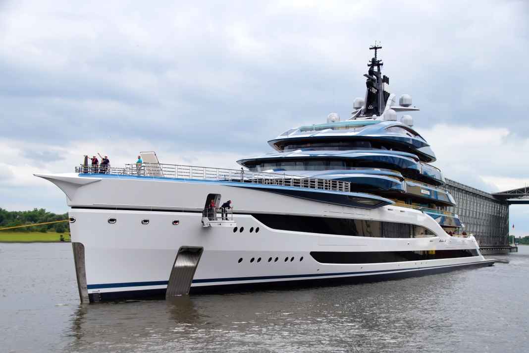 Projekt „Deep Blue“ misst in der Länge 134,20 Meter und kam an Lürssens Standort in Bremen-Aumund zum Vorschein. Exterieurdesigner werden nicht genannt, Bugspriet, Aufbauten und Mast lassen an Schwertfische denken.