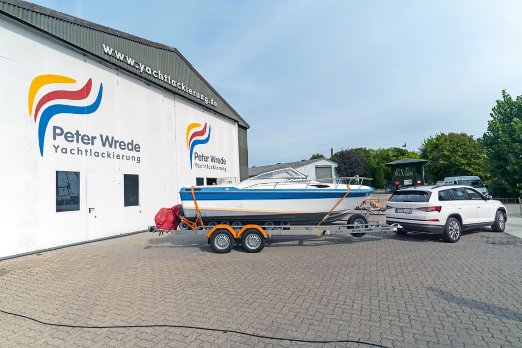 Unser Refit-Boot in der Urform. Das alte Gelcoat ist ausgeblichen und voller Beschädigungen