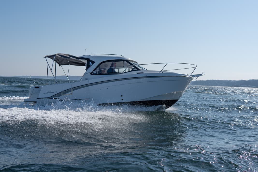 Die Beneteau Antares 7 gibt es in zwei verschiedenen Varianten...