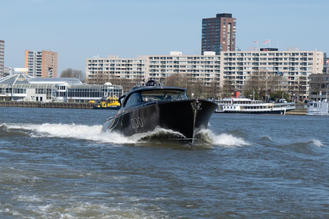 Testing the Zeelander 6 in front of the Rotterdam skyline