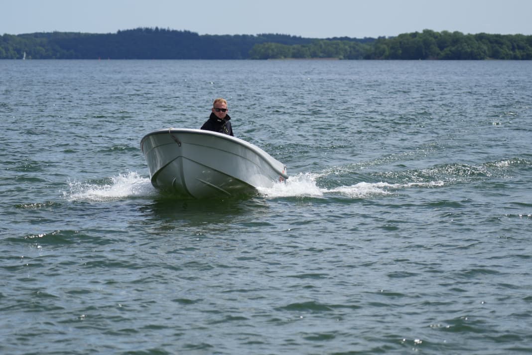 Mit nur einer Person an Bord hat der Motor genug Leistung, um das Boot gleiten zu lassen