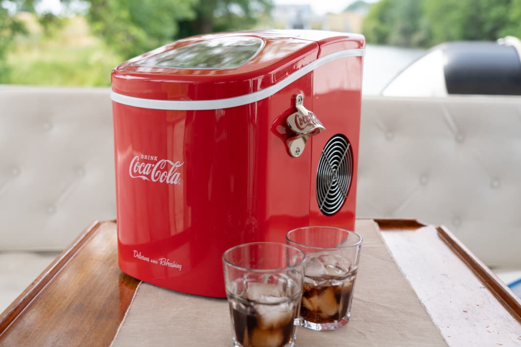 Im Test: Der Coca Cola Eiswürfelbereiter SEB-14CC. Mit seinem Design ist er auffälliger im Vergleich zu den anderen Modellen, die BOOTE getestet hat