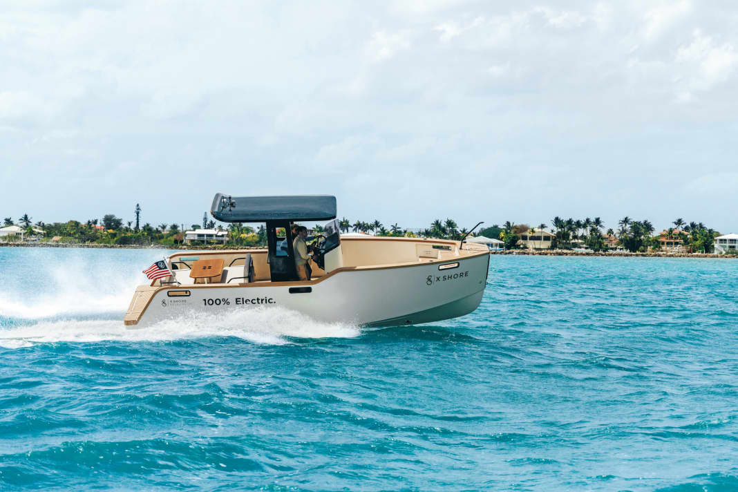 Topspeed läuft das  Acht-Meter-Boot satte  28 Knoten. Dabei liegt es  gut auf dem Ruder