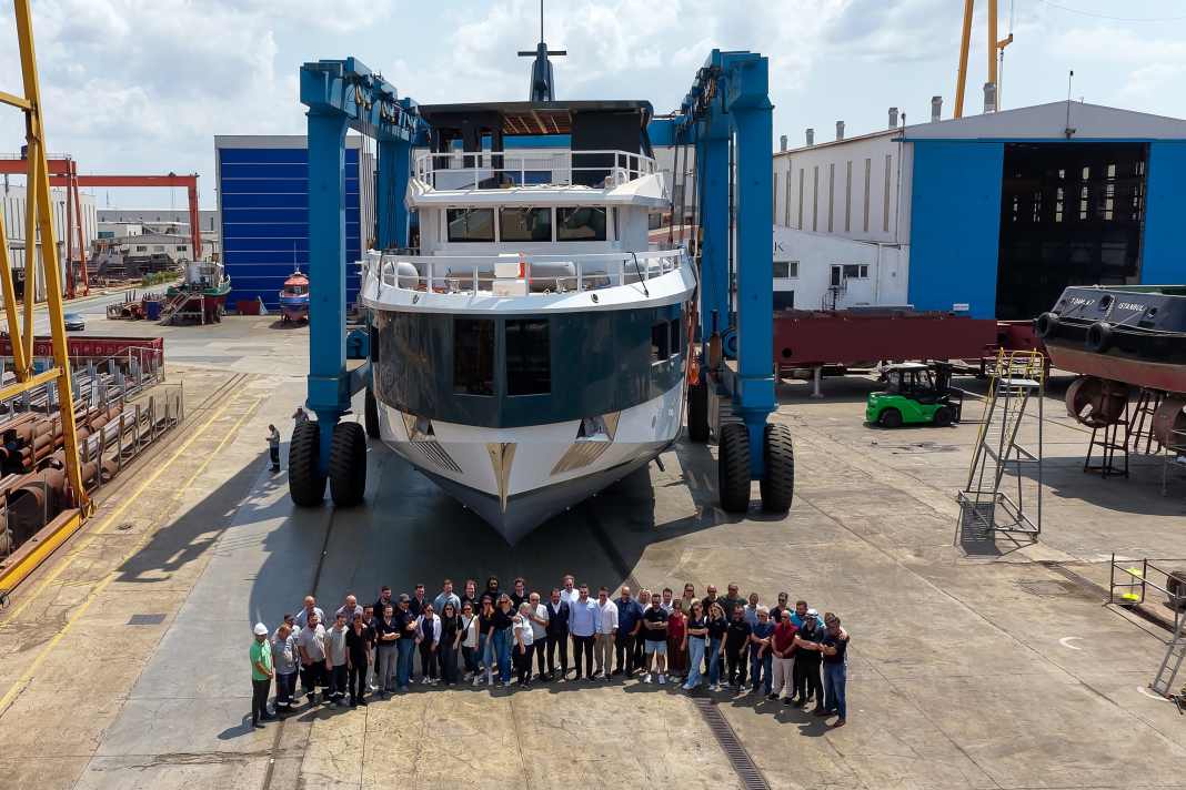Gruppenbild: Vor dem Launch der 35 Meter stellen sich die Mitarbeitenden von Soyaslan auf.