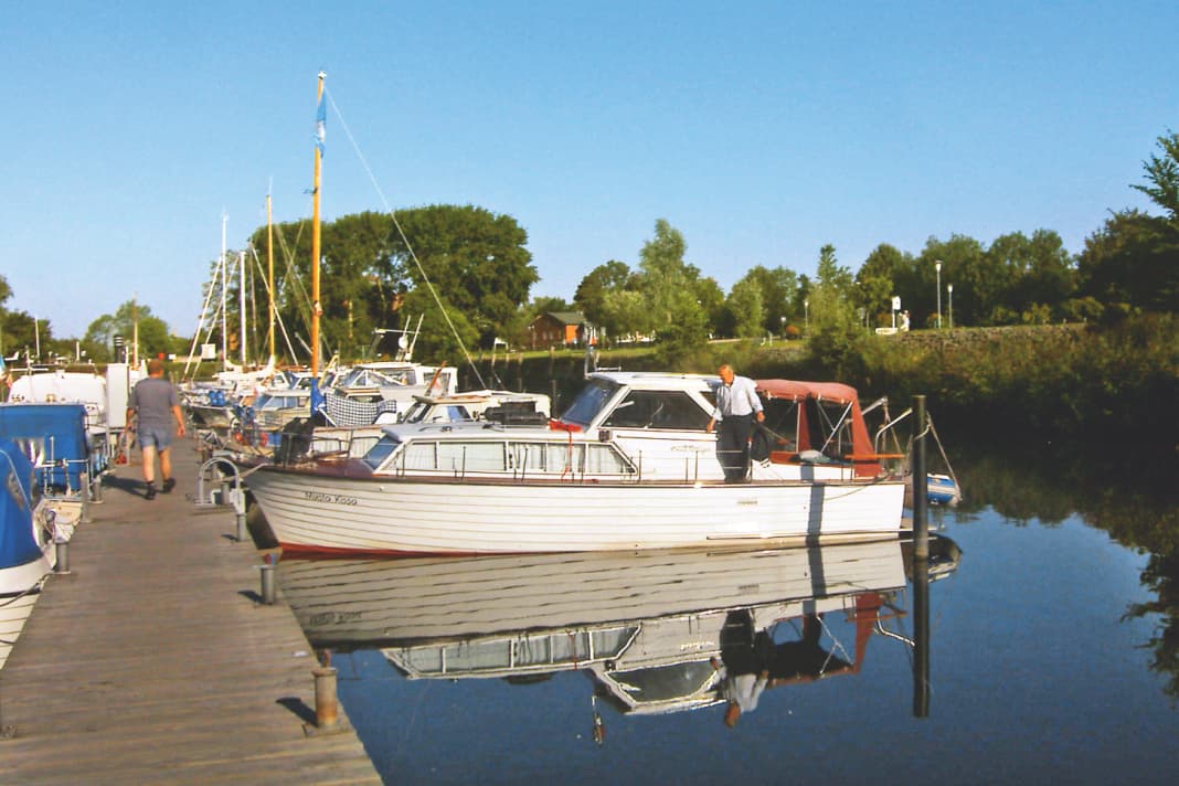 Sinking and salvage of the "Musta Kissa" off the Oste estuary.