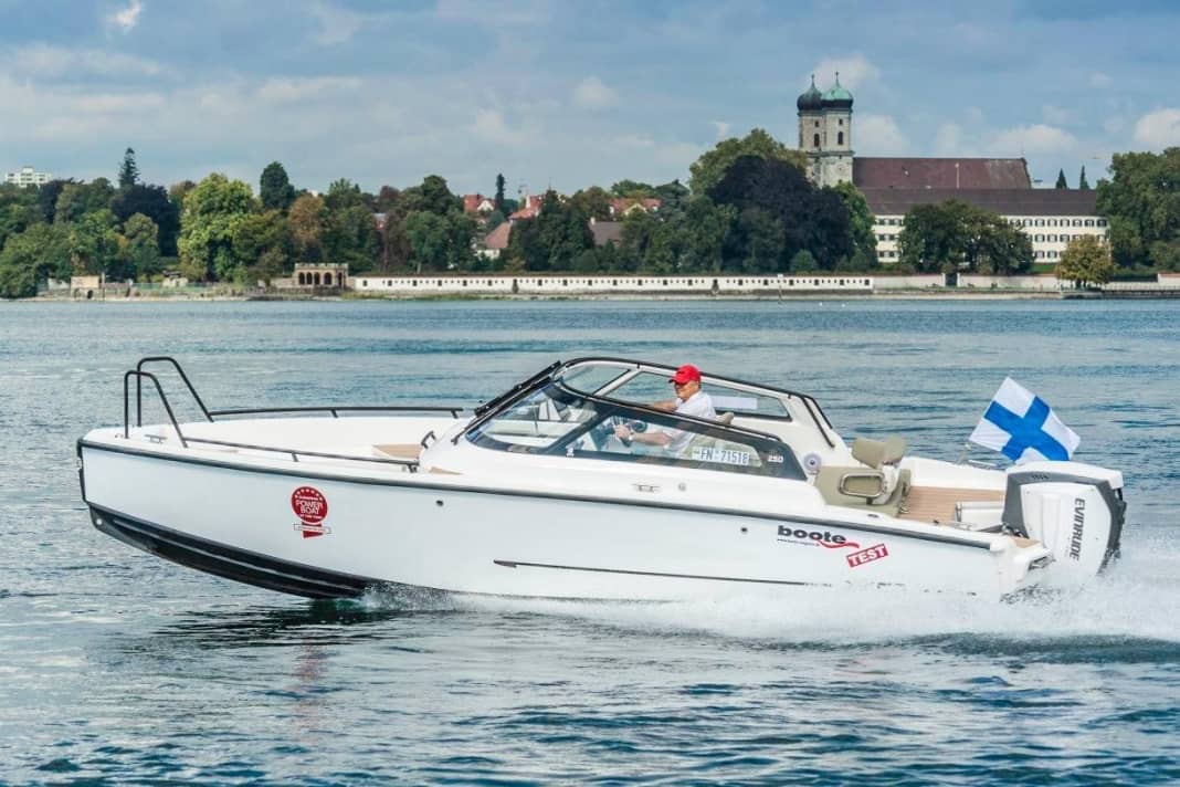 XO 250: economic gliding speed is a good 26 knots