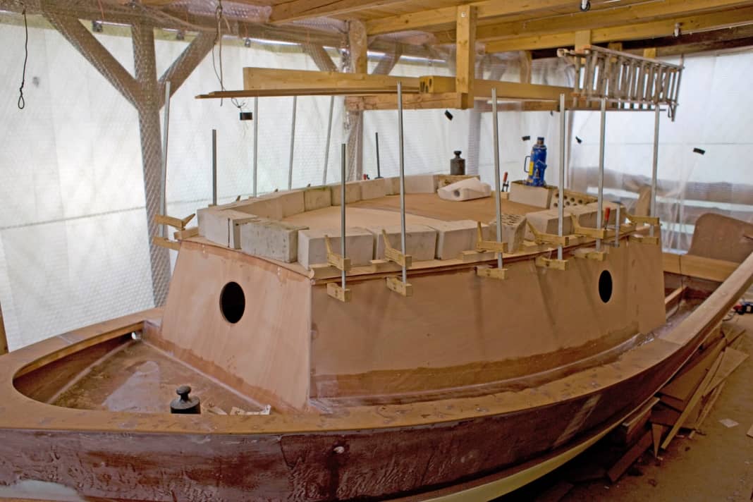 Schwedische Bottenküste: Alaskan-Skiff „Knipse“ vor der Reise im Bau.
