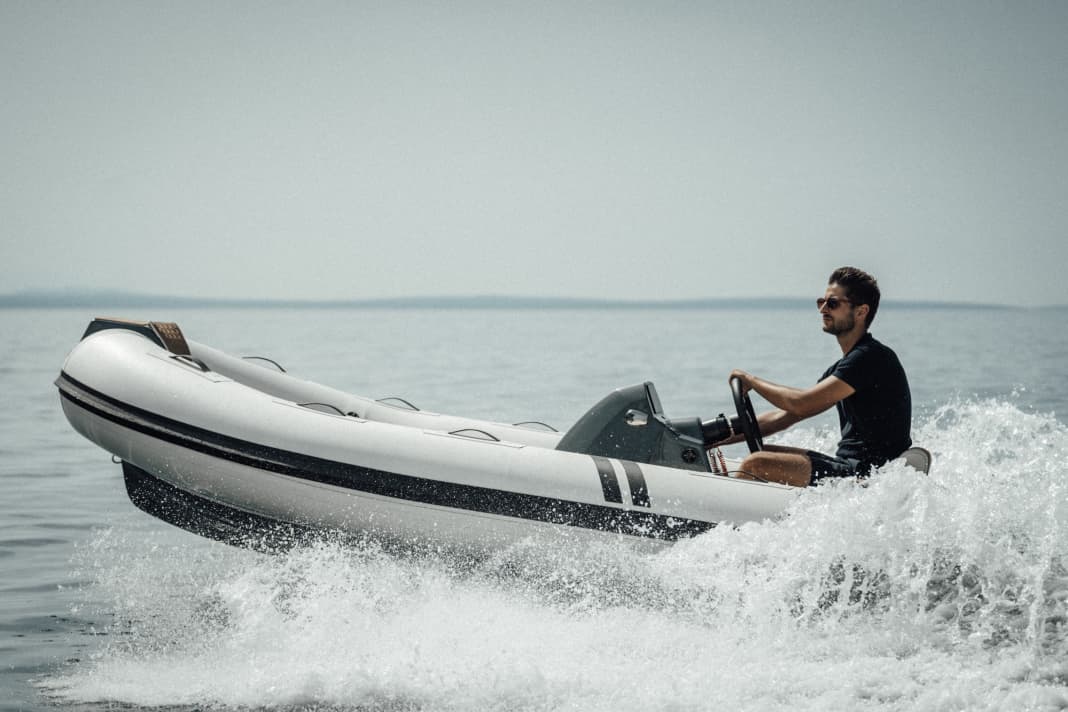 The 4X tender reaches a top speed of 35 knots