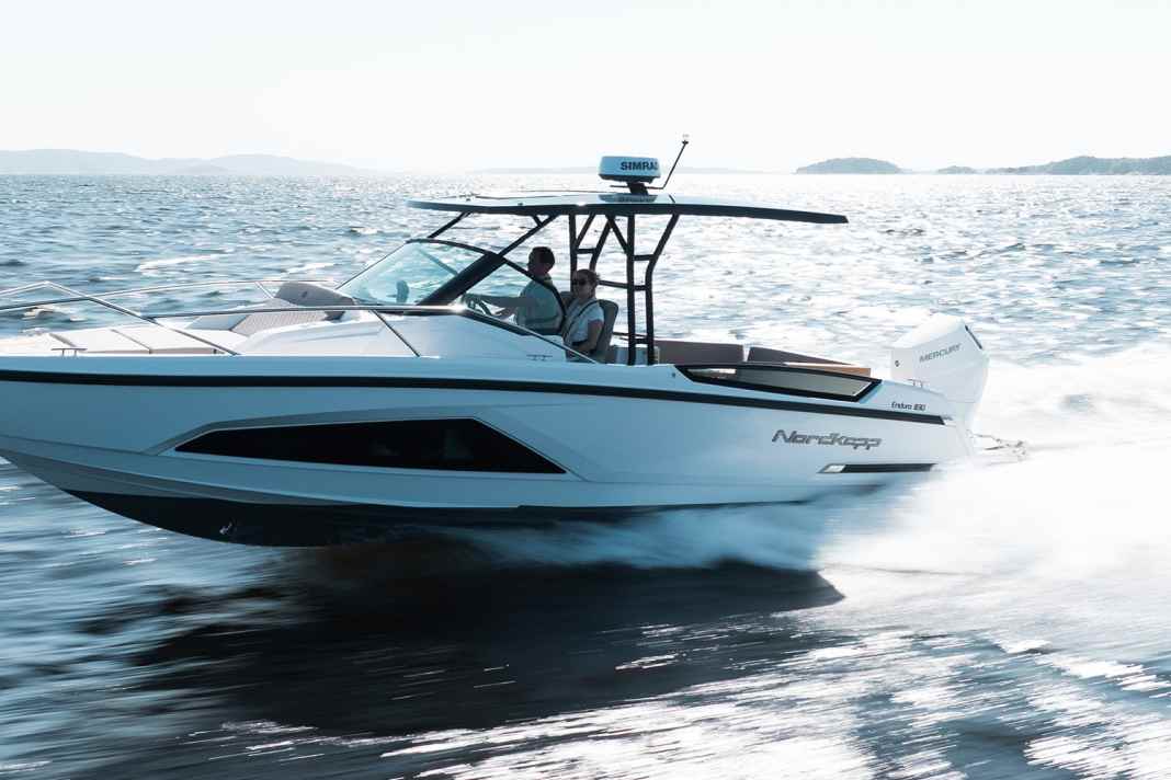 The pronounced V-hull offers rough water comfort.