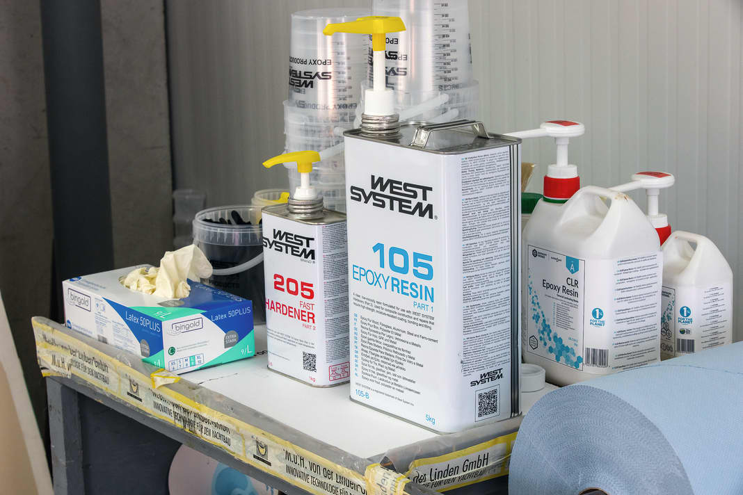 The epoxy resin from West System in practical pump containers