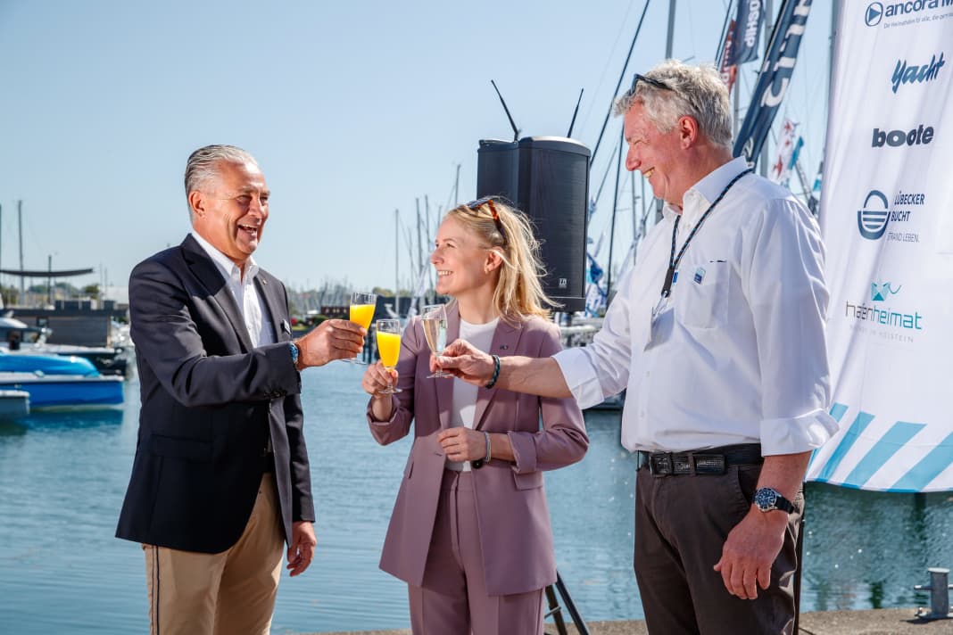Eröffnung des Hamburg ancora Yachtfestivals am 12. Mai 2023: von links Oliver Seiter, Geschäftsführer der ancora Marina, Julia Carstens, Staatssekretärin im Ministerium für Wirtschaft, Verkehr, Arbeit, Technologie und Tourismus in Schleswig-Holstein und Heiko Zimmermann, geschäftsführender Gesellschafter der Yachtfestival365 GmbH