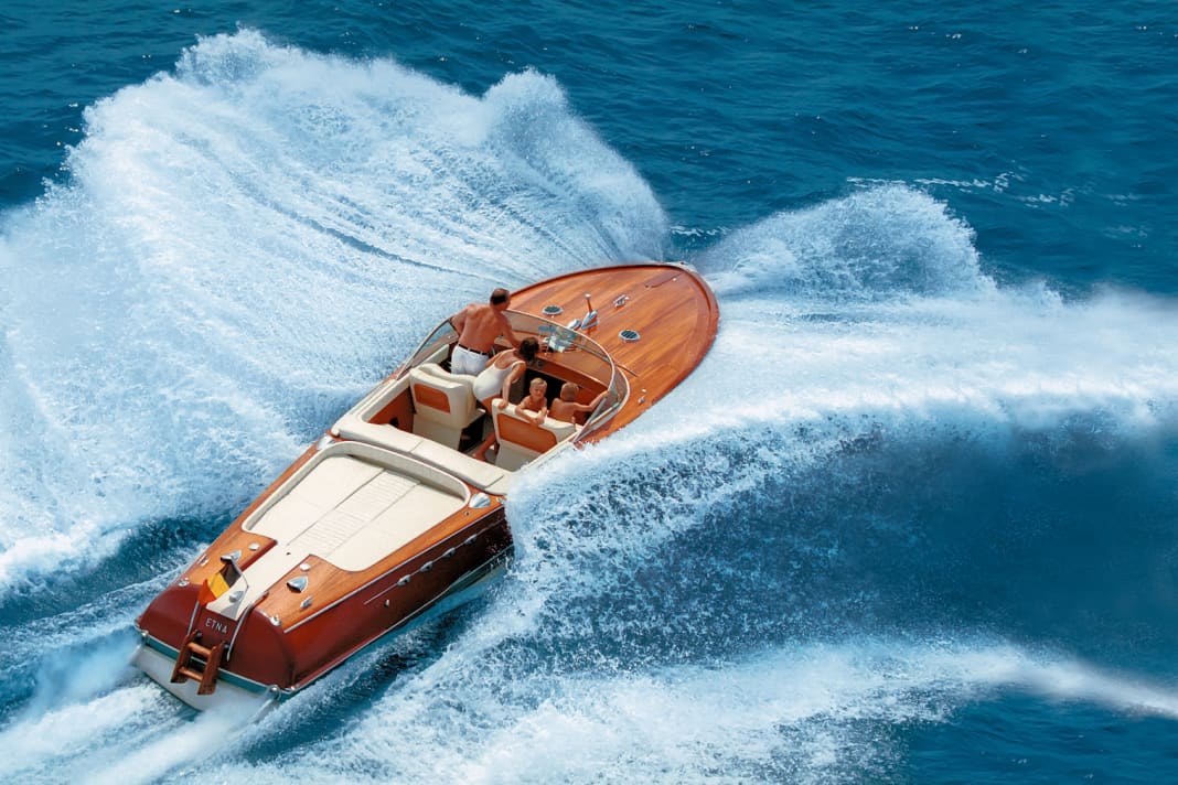 Pure family happiness in 1962: the Aquarama "Etna" speeds towards the bay at 30 knots; the father steers, the mother navigates and the children sit in the protection of the curved windscreen. They relax at anchor on the sunbathing lawn