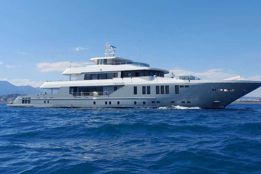 „Thanuja“: 2021 kam die Yacht unter ihrem alten Namen „Greyzone“ auf der türkischen Serentity-Werft an. Drei Jahre dauerte der Umbau.