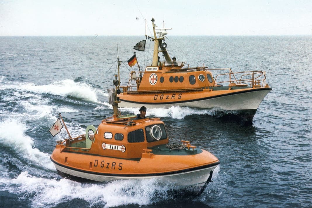 Die Seenotrettungsboote „Tamina“ (7m) und „Siegfried Boysen“ (12 m) im typischen Anstrich der Siebzigerjahre.