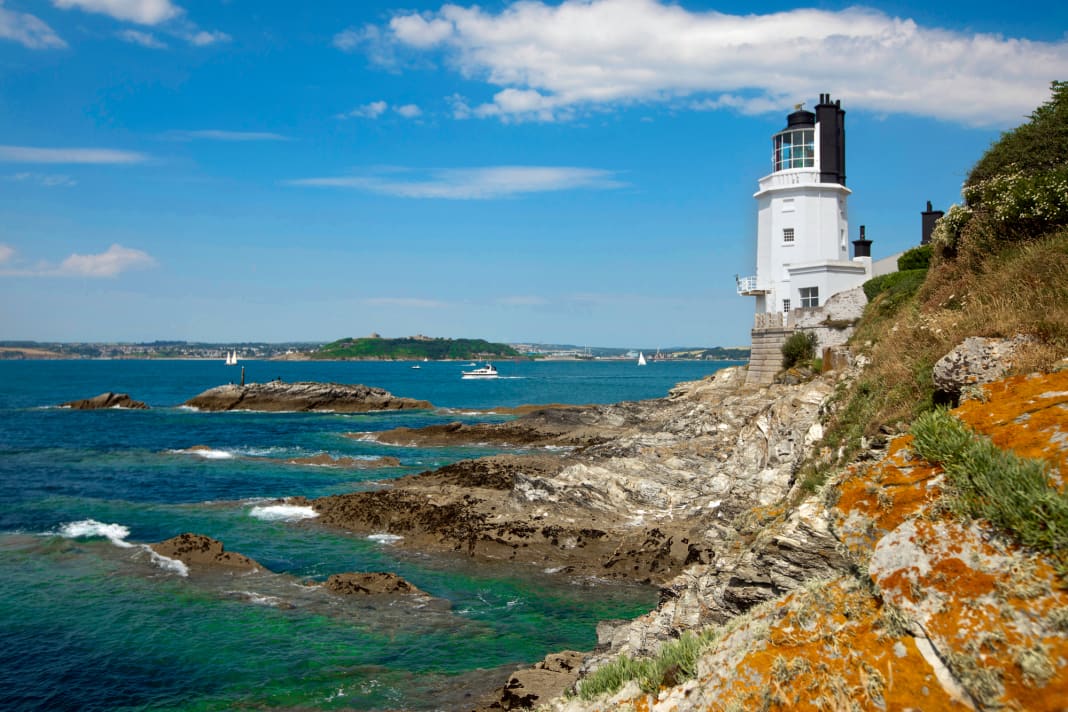 Diese Begegnung war eigentlich nicht vorgesehen: Unsere „Rolling Swiss 2“ und der Leuchtturm von St. Anthony’s Head. Im Hintergrund ist Falmouth zu erkennen