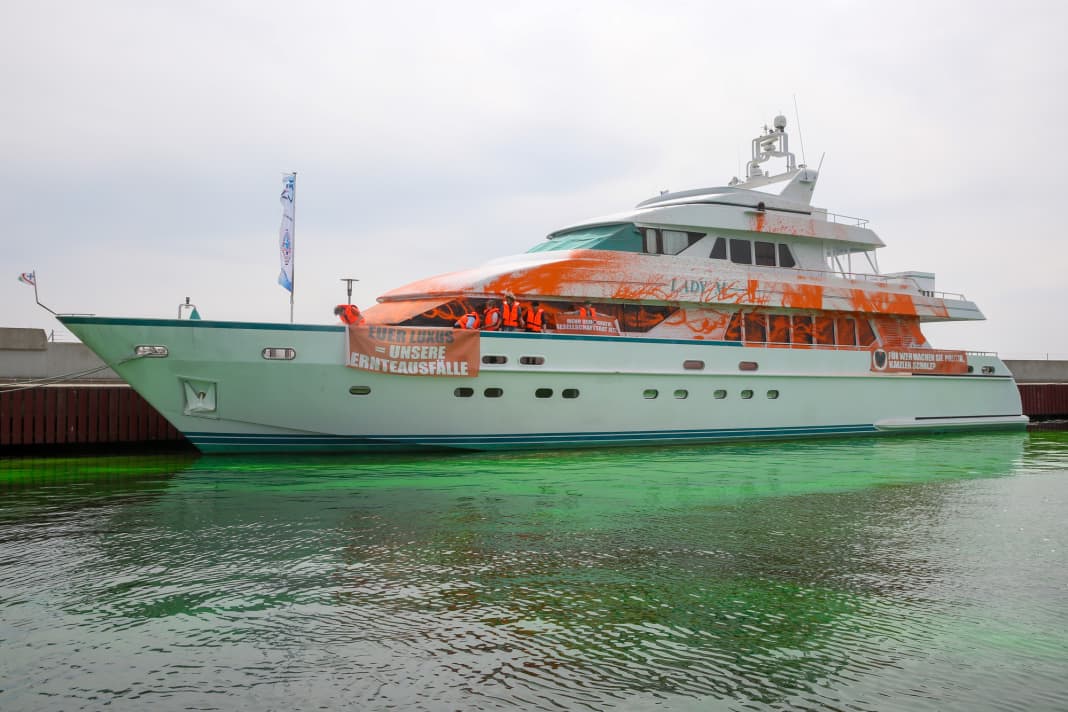 Die "Lady M" im Juni 2023 nach dem Farbanschlag in der Ancora Marina in Neustadt