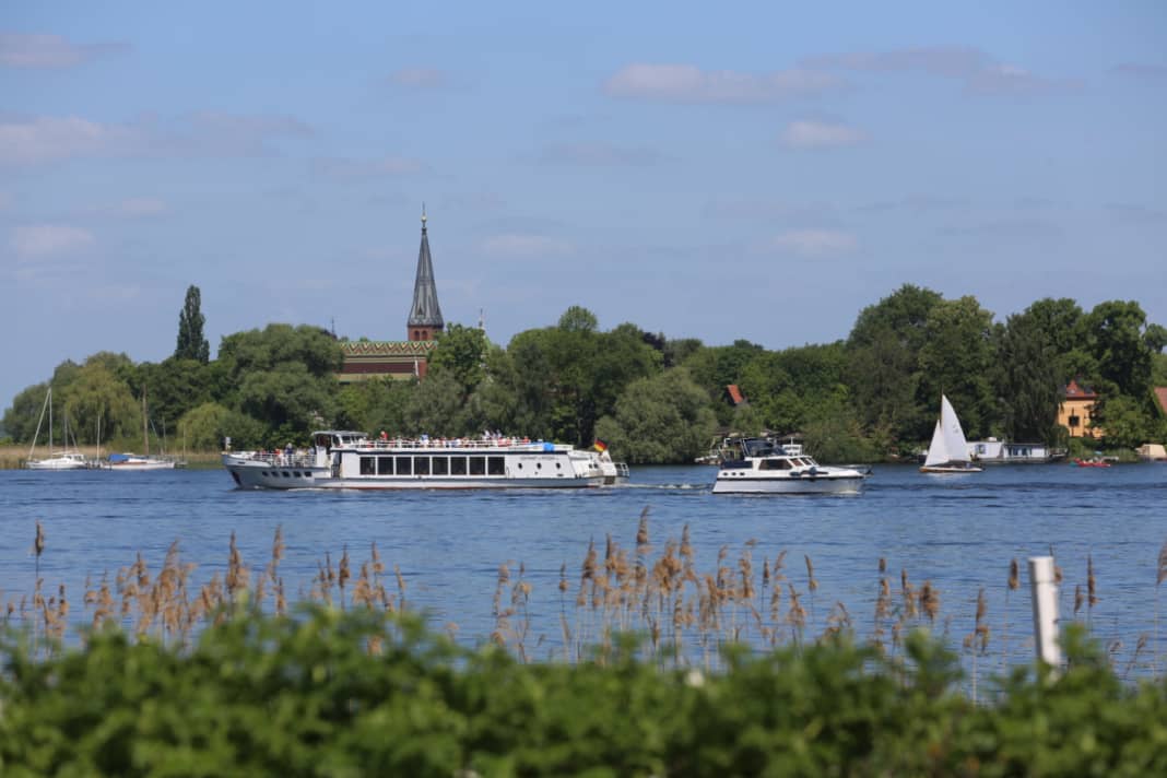 Potsdamer Havel, im Hintergrund die Kirche von Geltow.