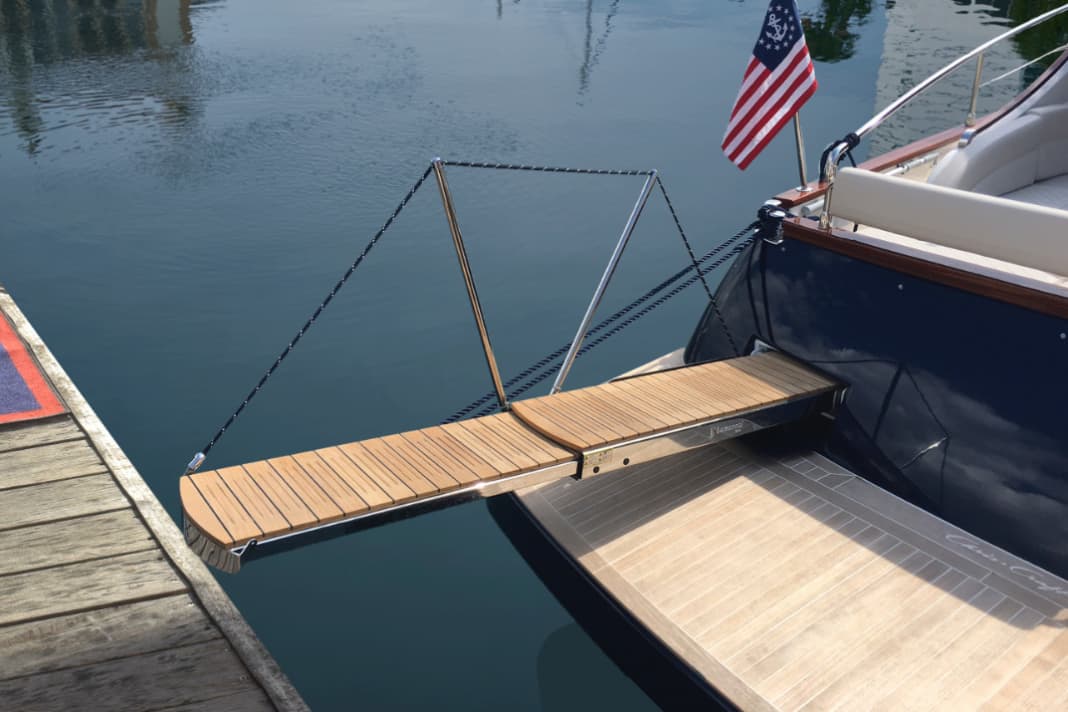 Retractable gangway