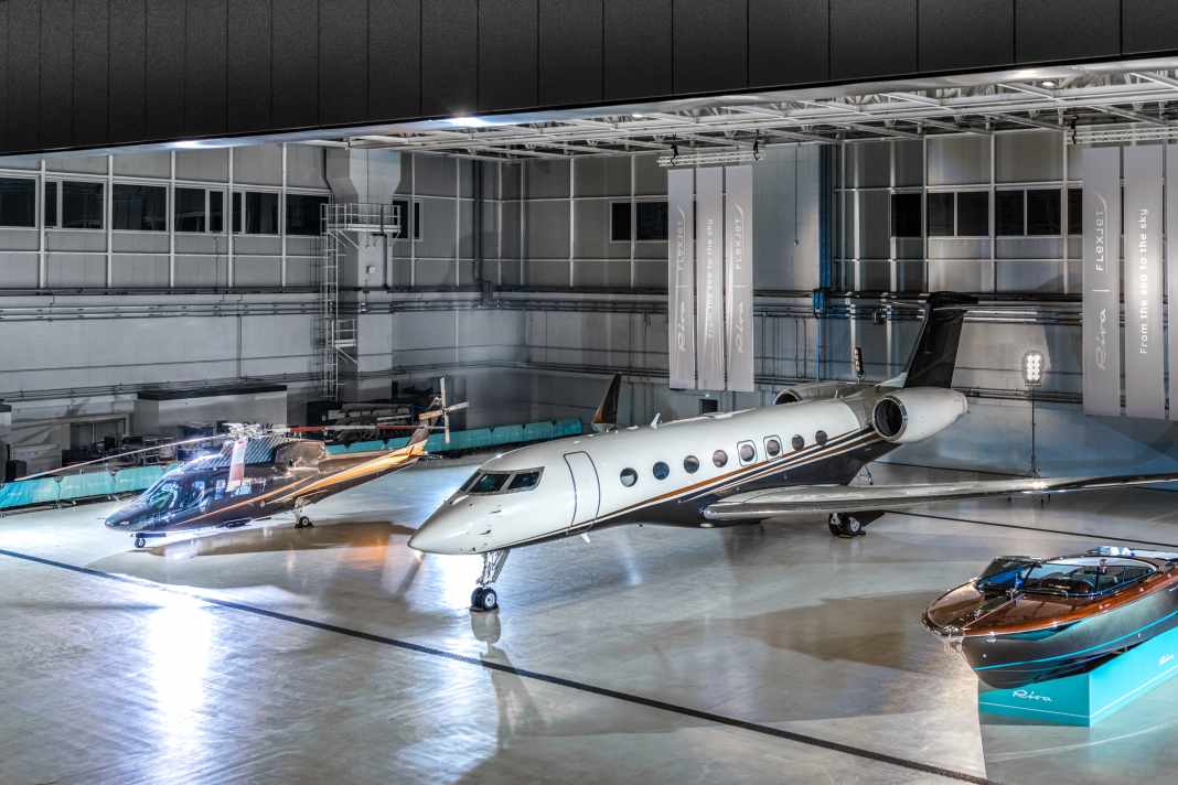 Alles bereit im Hangar am Mailänder Flughafen. Neben Heli und Jet steht hier eine Aquariva Special.