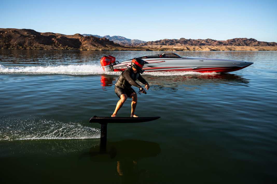Fliteboard revolutioniert das eFoiling mit dem neuen RACE-Modell, das in Zusammenarbeit mit den Schiffsantriebsspezialisten Brunswick und Mercury entwickelt wurde.