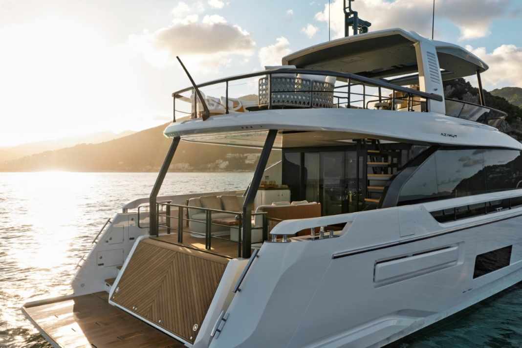 Deck2Deck: The transom moves upwards and seamlessly extends the cockpit of the Fly 82 to create a large deck.