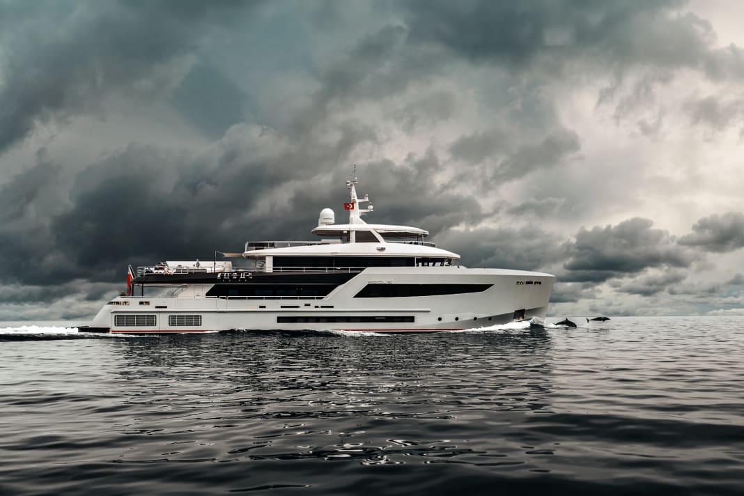 No need for sun: "Heeus" cuts a fine figure in true Explorer style even on a grey Turkish day and attracts dolphins. The exterior was designed by Australian Scott Blee with shipyard founder Mikhailov. Fully electric, the 44 metres can reach up to eight knots, diesel-powered it is 15 knots.