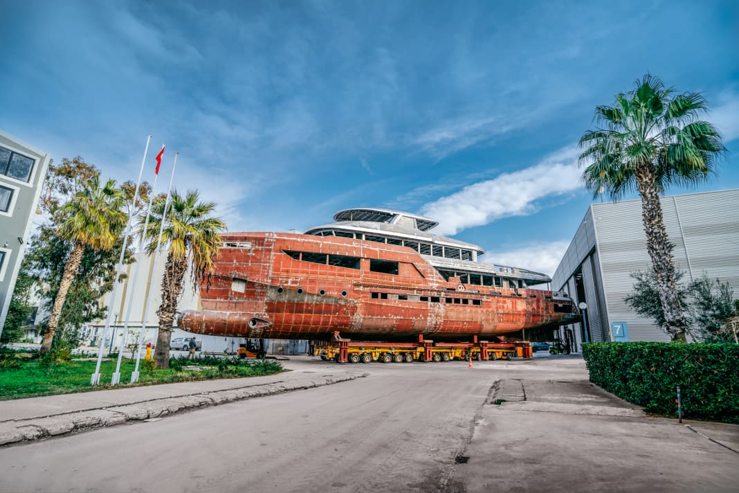 In Antalya: The first Bering 145 is travelling through the free trade zone. Another 145 is under construction in one of the many halls, alongside ten other yachts