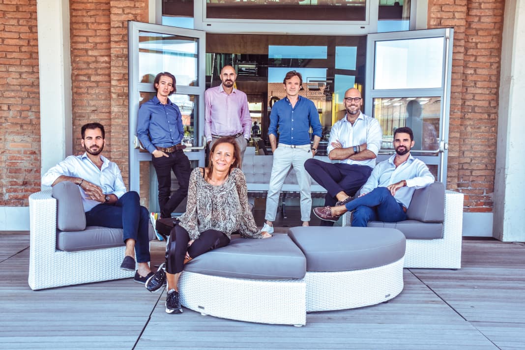 Teamarbeit: Ein Teil der Kreativmannschaft des Studios "Team for Design - Enrico Gobbi" auf der Atelier-Terrasse am Kanal im Venedig-Stadtteil Mestre