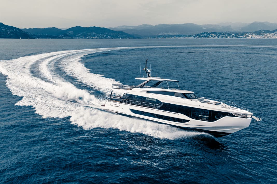 Full speed: The Azimut Grande 26M rushes through the water at up to 28 knots. Thanks to its lightweight structure and pod drives, it uses around 20 per cent less fuel than comparable models. The Humphree trim system raises the stern and provides additional stability.