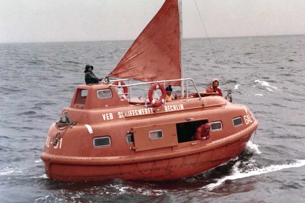 A completely enclosed and self-righting lifeboat from the GAL series in the 1980s. The Rechlin shipyard specialised in lifeboats