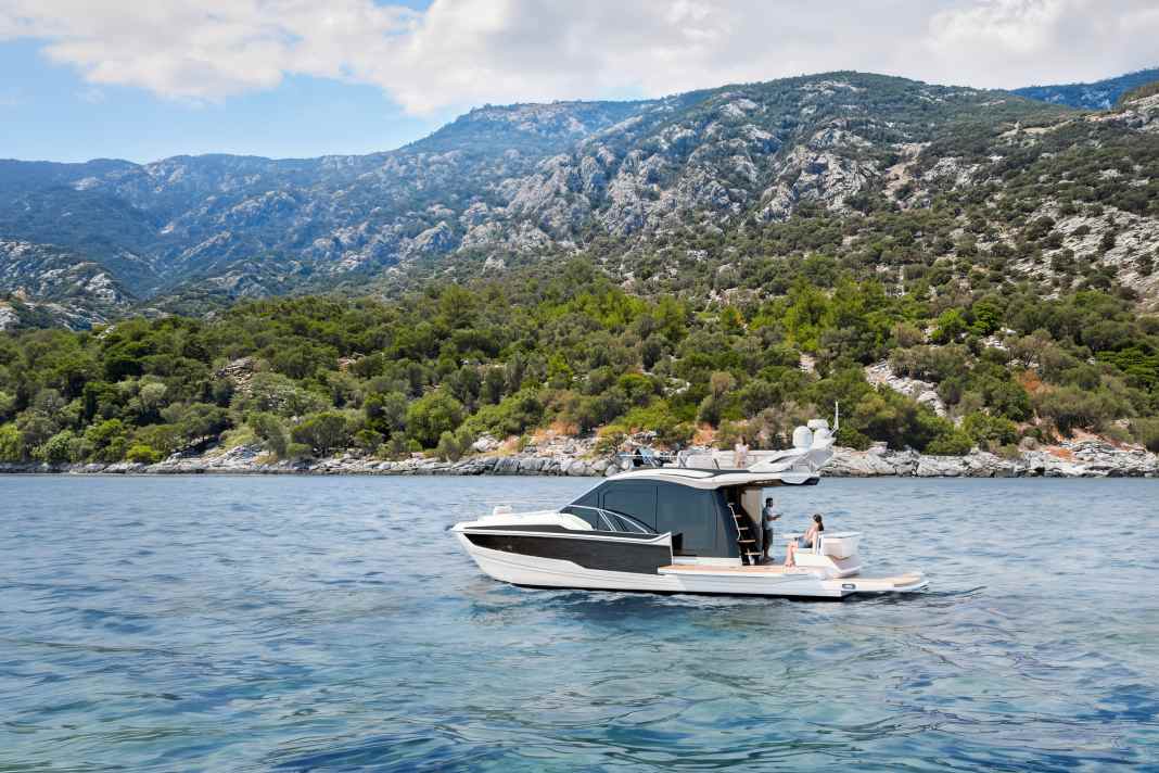 The Galeon 420 Fly is based on the 400 series.