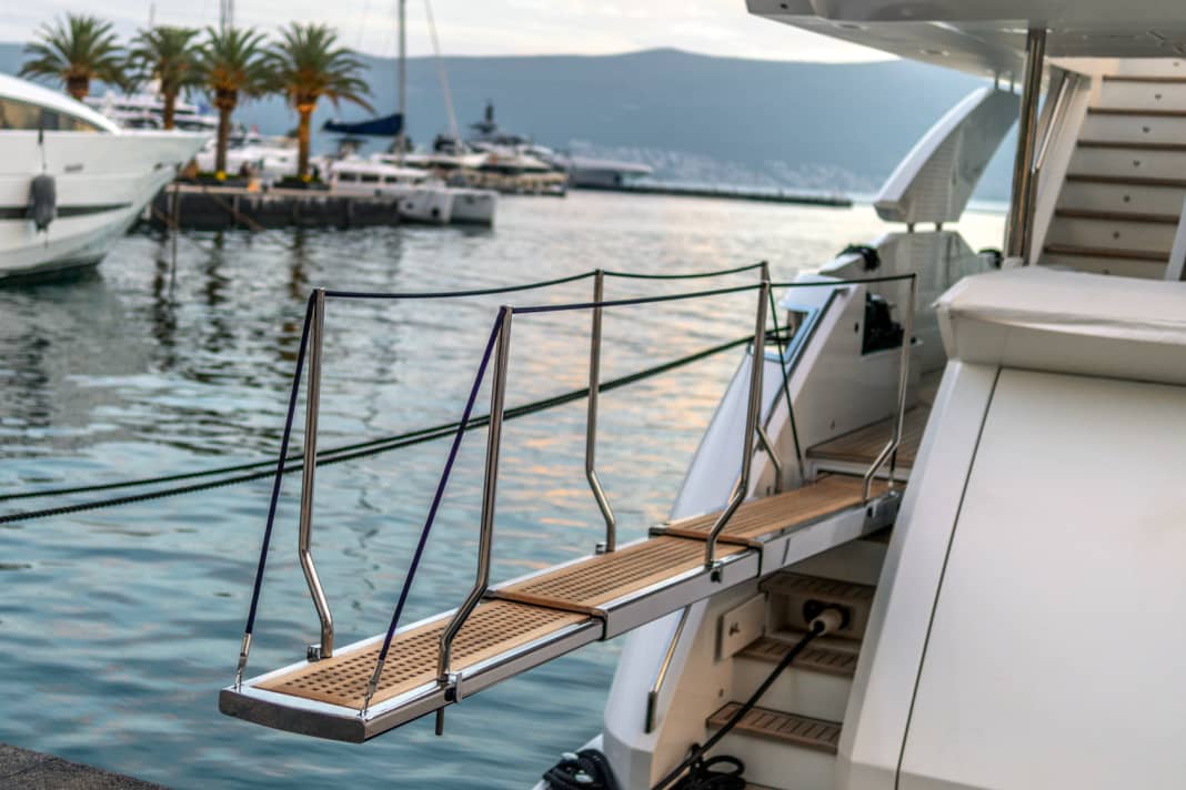 One of several models: The telescopic gangway. It can be operated electrically and disappears into the stern when not in use
