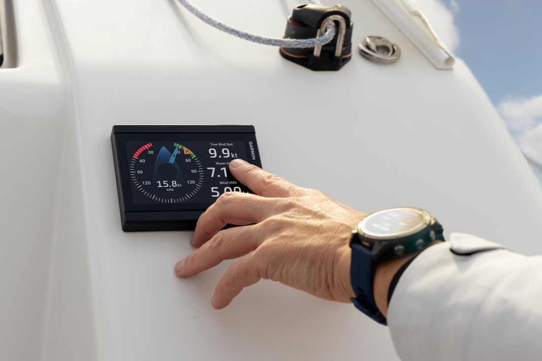 Le Garmin GMI 40 ne comporte aucun bouton et se commande exclusivement via son écran tactile.